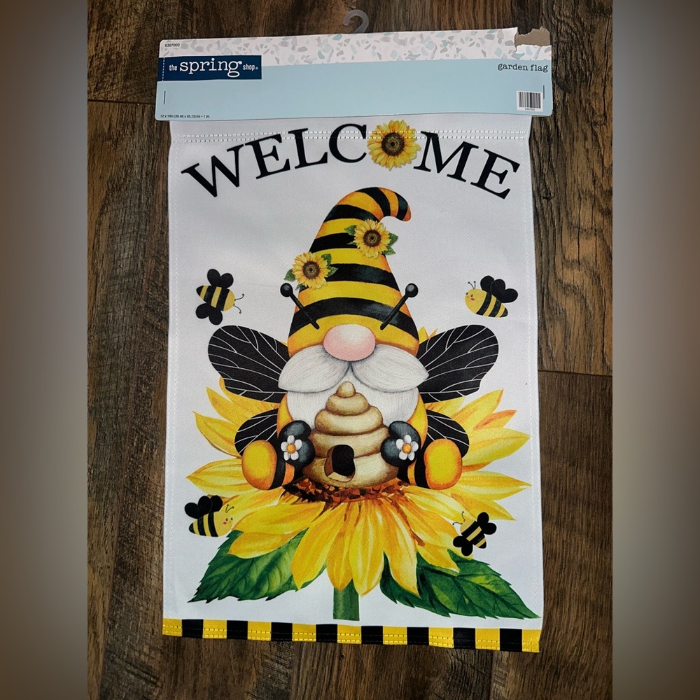 Welcome Bees & Gnome Garden Flag 18 x 12” - New